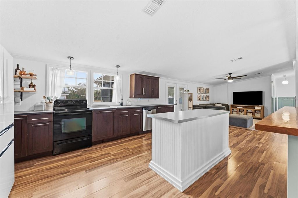 Image 9 of property listing at 11040 BROWNING ROAD, Lithia, FL 33547