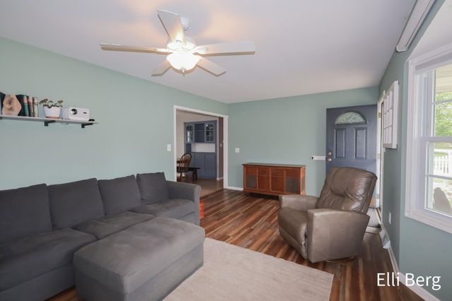 8742 Shadowbrook Drive, Jenison, MI 49428