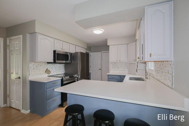 8742 Shadowbrook Drive, Jenison, MI 49428
