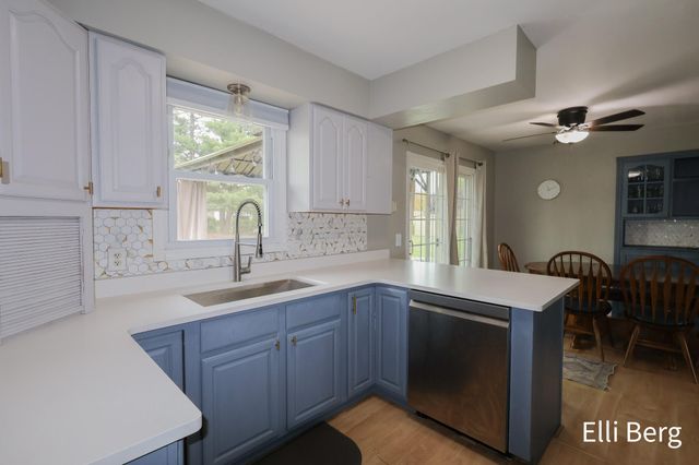 8742 Shadowbrook Drive, Jenison, MI 49428