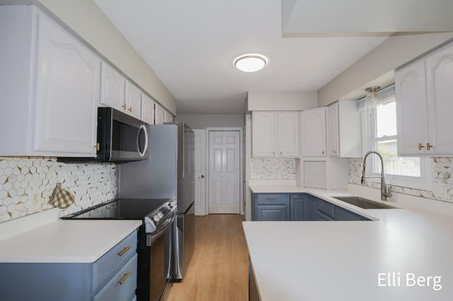 8742 Shadowbrook Drive, Jenison, MI 49428