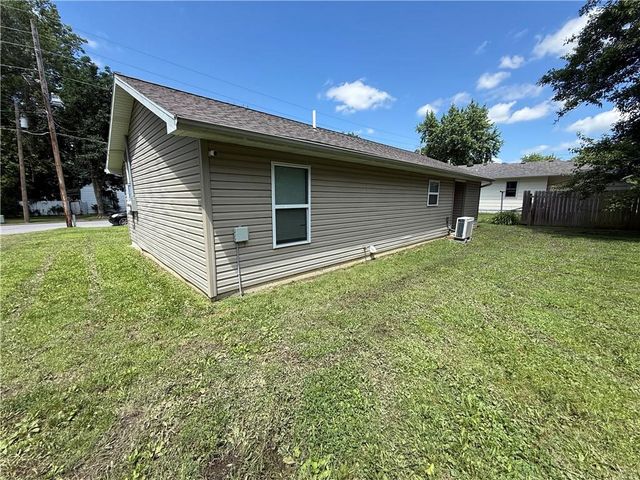 320 E Allison Street, Nevada, MO 64772