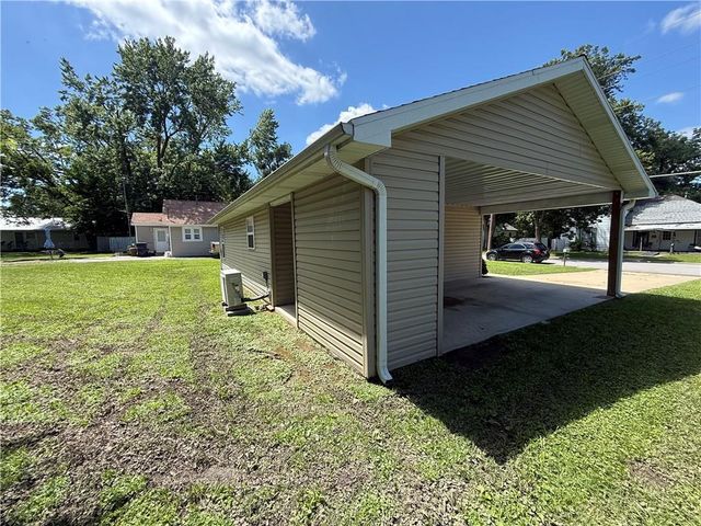 320 E Allison Street, Nevada, MO 64772