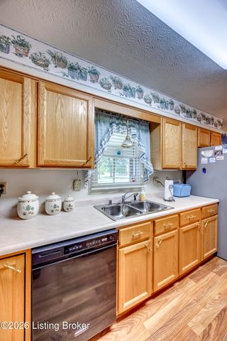 4628 Springdale Ct, Louisville, KY 40229