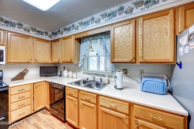 4628 Springdale Ct, Louisville, KY 40229