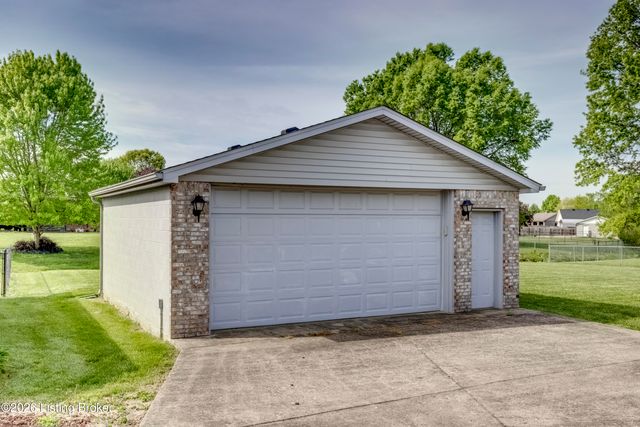 4628 Springdale Ct, Louisville, KY 40229