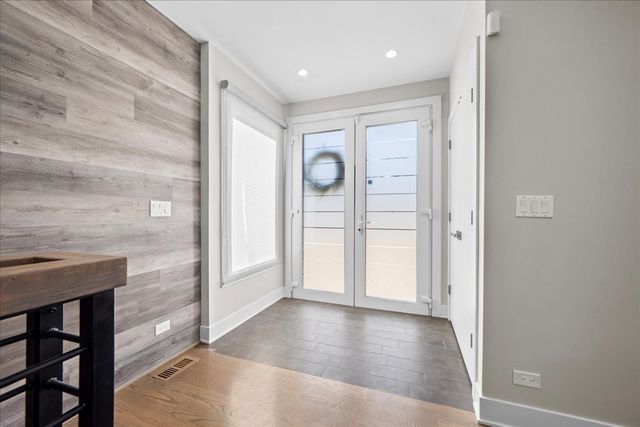 2009 Skyelar Court, Highland Park, IL 60035