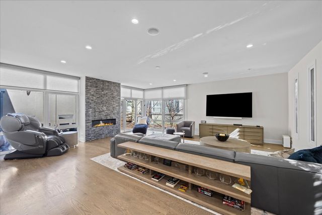 2009 Skyelar Court, Highland Park, IL 60035