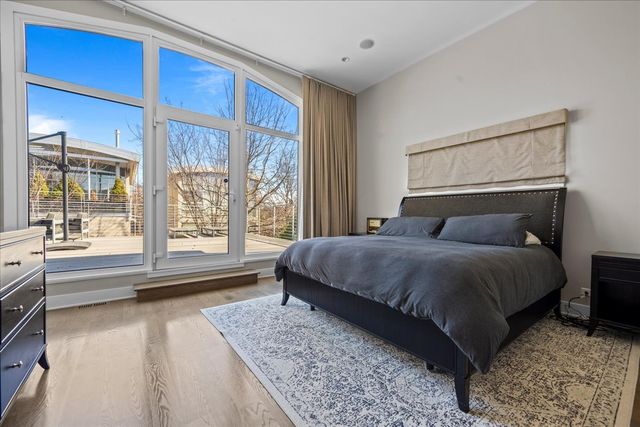 2009 Skyelar Court, Highland Park, IL 60035