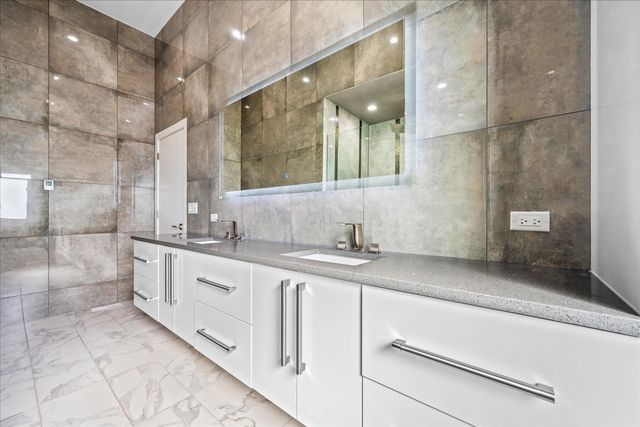 2009 Skyelar Court, Highland Park, IL 60035