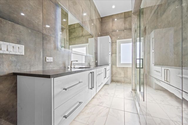 2009 Skyelar Court, Highland Park, IL 60035