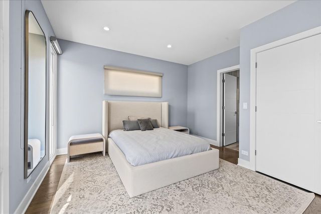 2009 Skyelar Court, Highland Park, IL 60035