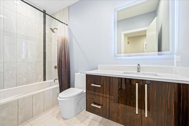 2009 Skyelar Court, Highland Park, IL 60035