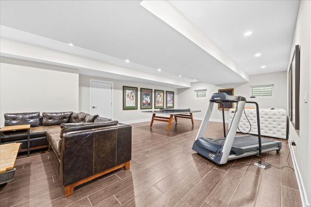 2009 Skyelar Court, Highland Park, IL 60035