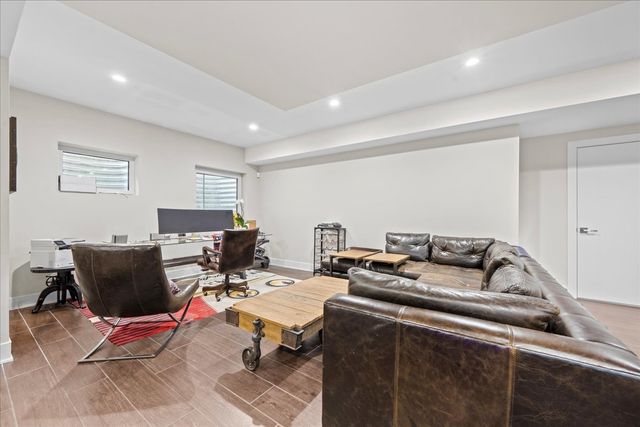 2009 Skyelar Court, Highland Park, IL 60035