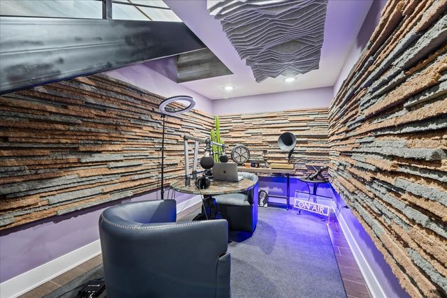 2009 Skyelar Court, Highland Park, IL 60035