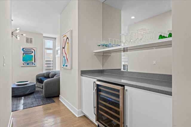 2009 Skyelar Court, Highland Park, IL 60035