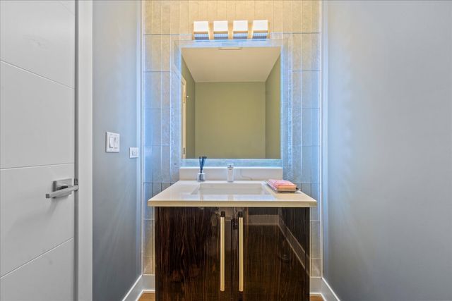 2009 Skyelar Court, Highland Park, IL 60035