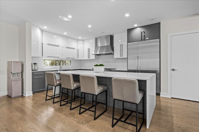 2009 Skyelar Court, Highland Park, IL 60035