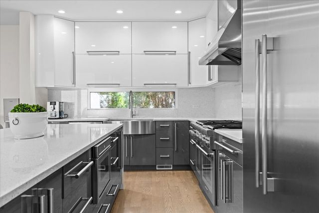 2009 Skyelar Court, Highland Park, IL 60035