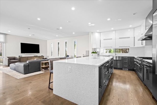 2009 Skyelar Court, Highland Park, IL 60035