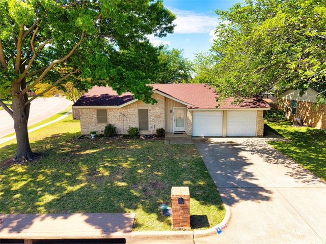 801 Meadowlark Drive, Mansfield, TX 76063