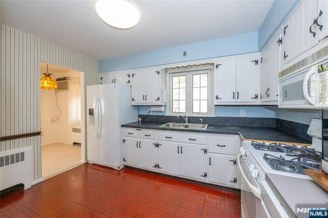 60 Sutton Avenue, Totowa, NJ 07512