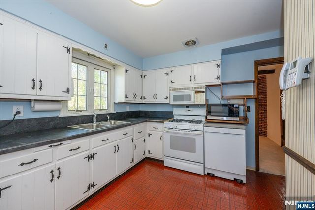 60 Sutton Avenue, Totowa, NJ 07512