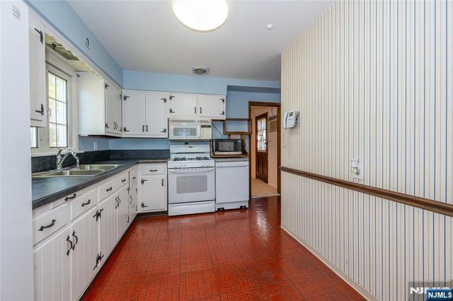 60 Sutton Avenue, Totowa, NJ 07512