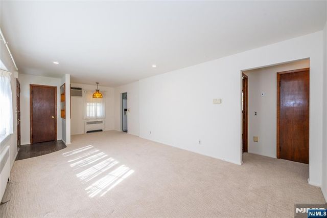 60 Sutton Avenue, Totowa, NJ 07512