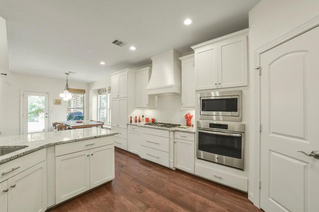 6 S Wheatleigh Drive, Tomball, TX 77375