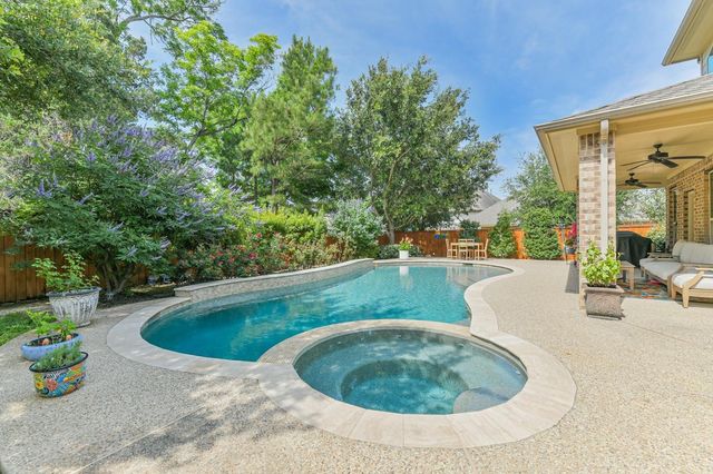 6 S Wheatleigh Drive, Tomball, TX 77375