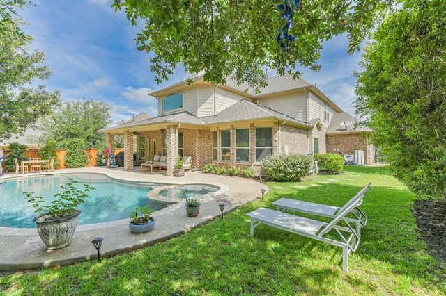 6 S Wheatleigh Drive, Tomball, TX 77375