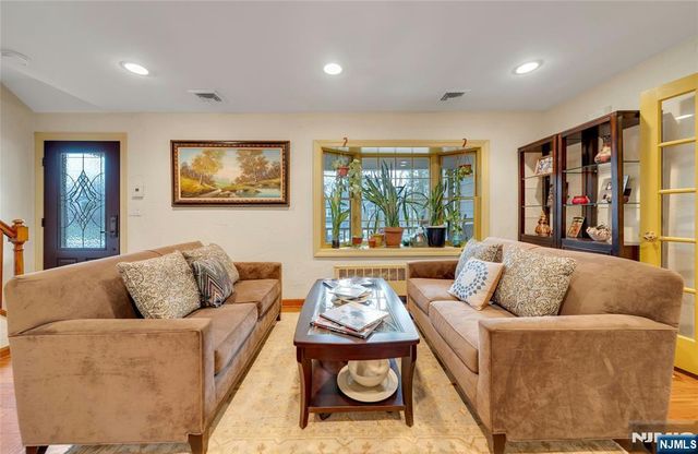 460 Maple Avenue, Twp Of Washington, NJ 07676