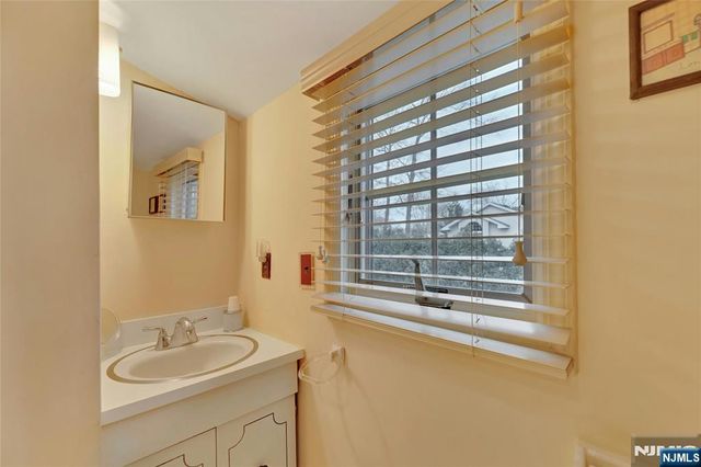 460 Maple Avenue, Twp Of Washington, NJ 07676