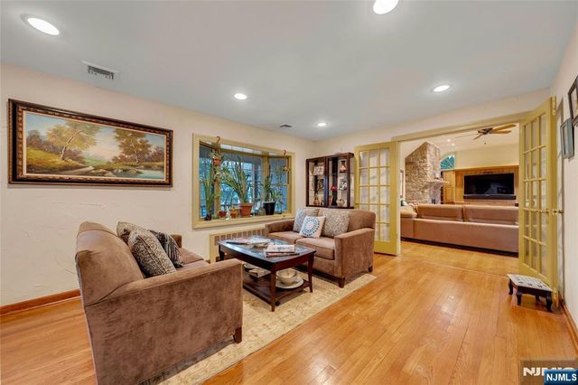 460 Maple Avenue, Twp Of Washington, NJ 07676