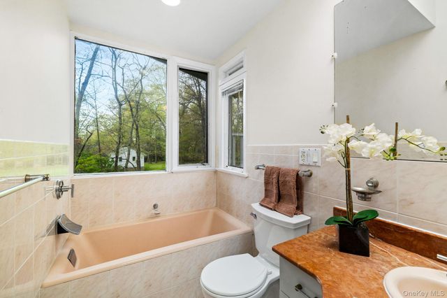230 Sickletown Road, West Nyack, NY 10994