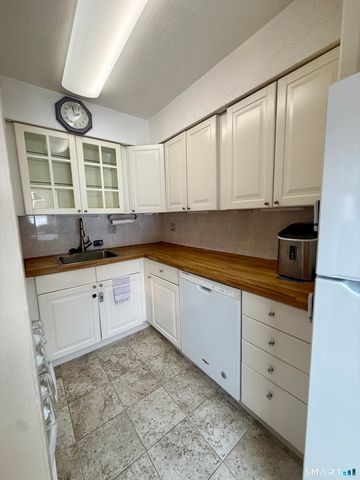 6 Stonegate Circle A, Branford, CT 06405