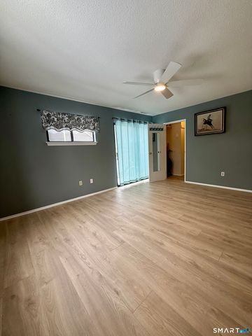 6 Stonegate Circle A, Branford, CT 06405