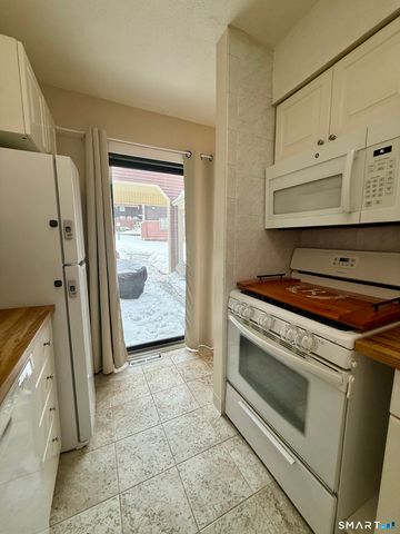 6 Stonegate Circle A, Branford, CT 06405