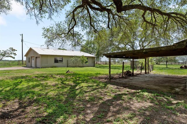 1518 County Road 307, El Campo, TX 77437