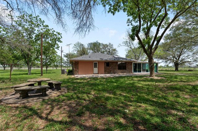 1518 County Road 307, El Campo, TX 77437