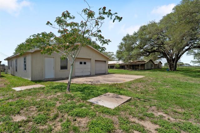 1518 County Road 307, El Campo, TX 77437