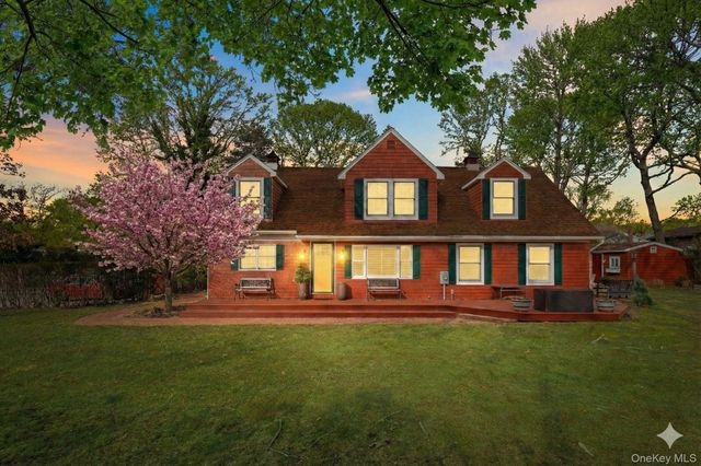 79 E Tiana Road, Hampton Bays, NY 11946