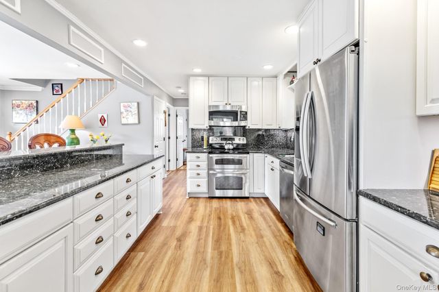 79 E Tiana Road, Hampton Bays, NY 11946