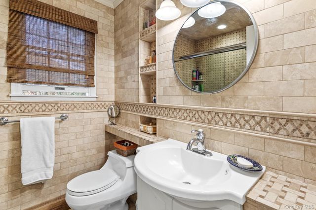 79 E Tiana Road, Hampton Bays, NY 11946