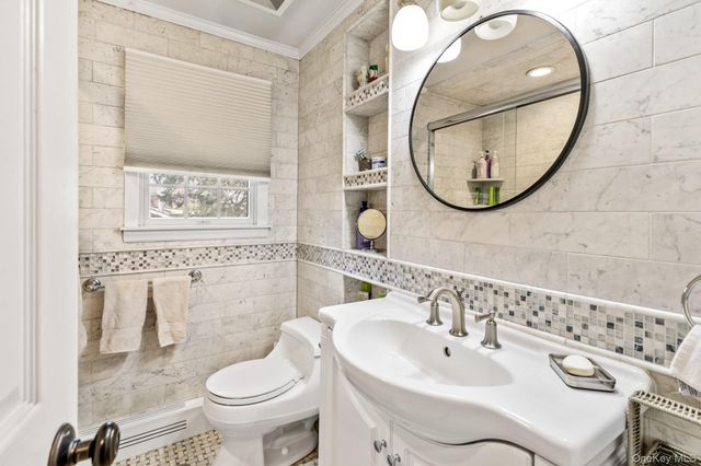 79 E Tiana Road, Hampton Bays, NY 11946