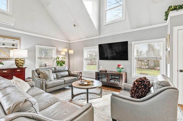 79 E Tiana Road, Hampton Bays, NY 11946