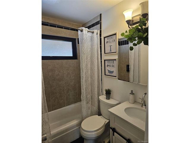 2128 Oakwood Ln, Pueblo, CO 81005