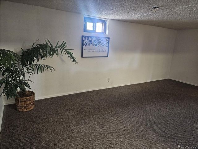 2128 Oakwood Ln, Pueblo, CO 81005